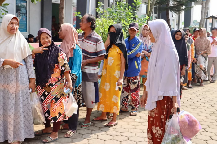 ANTRI &ndash; Warga kecamatan Pekalongan Barat saat antri beli sembako murah di Halaman Kecamatan Pekalongan Barat, Kamis (30/11/2023).