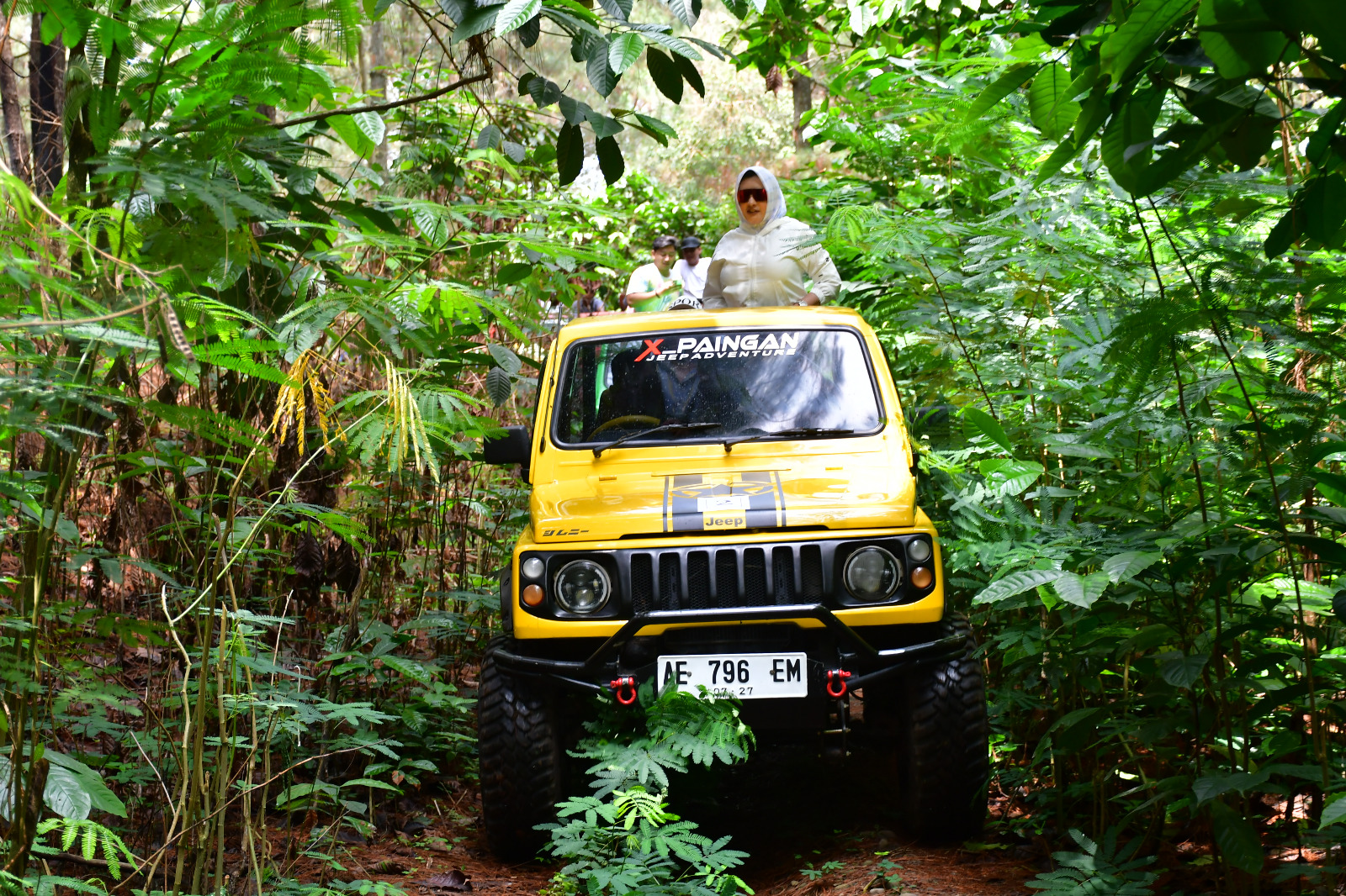 MENEMBUS HUTAN: Bupati Pekalongan Fadia Arafiq saat mencoba salah satu destinasi wisata di Paninggaran Kali Paingan Jeep Adventure, Kamis (30/11).