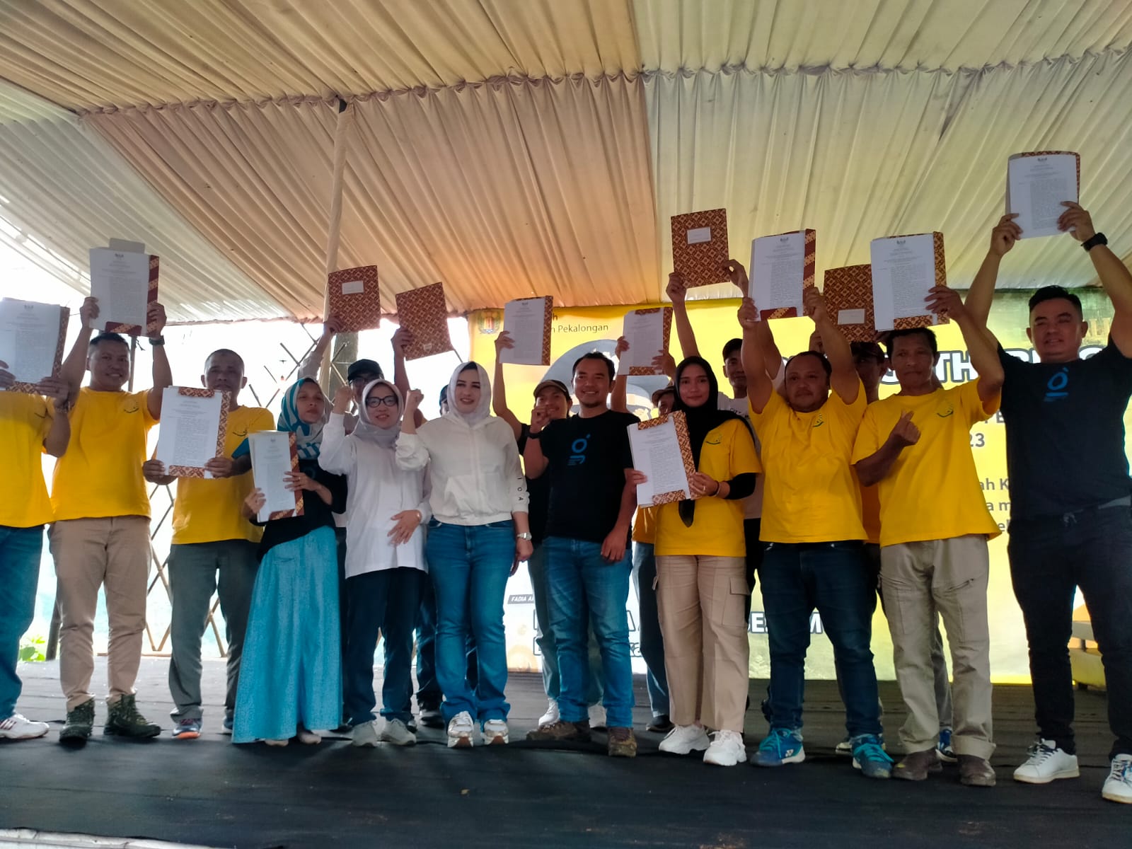 GEMBIRA: Para kepala desa se-Kecamatan Paninggaran gembira usai menerima SK Desa Wisata, Kamis (30/11)