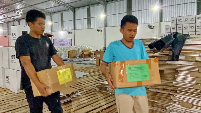 ANGKAT - KPU Kota Pekalongan saat menerima logistik&nbsp;Pemilu 2024 di&nbsp;&nbsp;di Gudang KPU di Jalan Industri Kelurahan Setono, Kecamatan Pekalongan Timur, Kota Pekalongan, pada Kamis malam (30/11/2023).