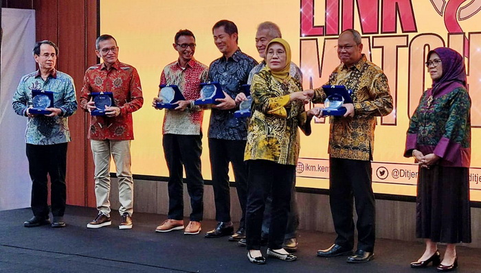 PENGHARGAAN - KPw BI Tegal Marwadi, saat menerima penghargaan dan apresiasi dari Kementerian Perindustrian, pada Rabu (29/11/2023) kemarin.
