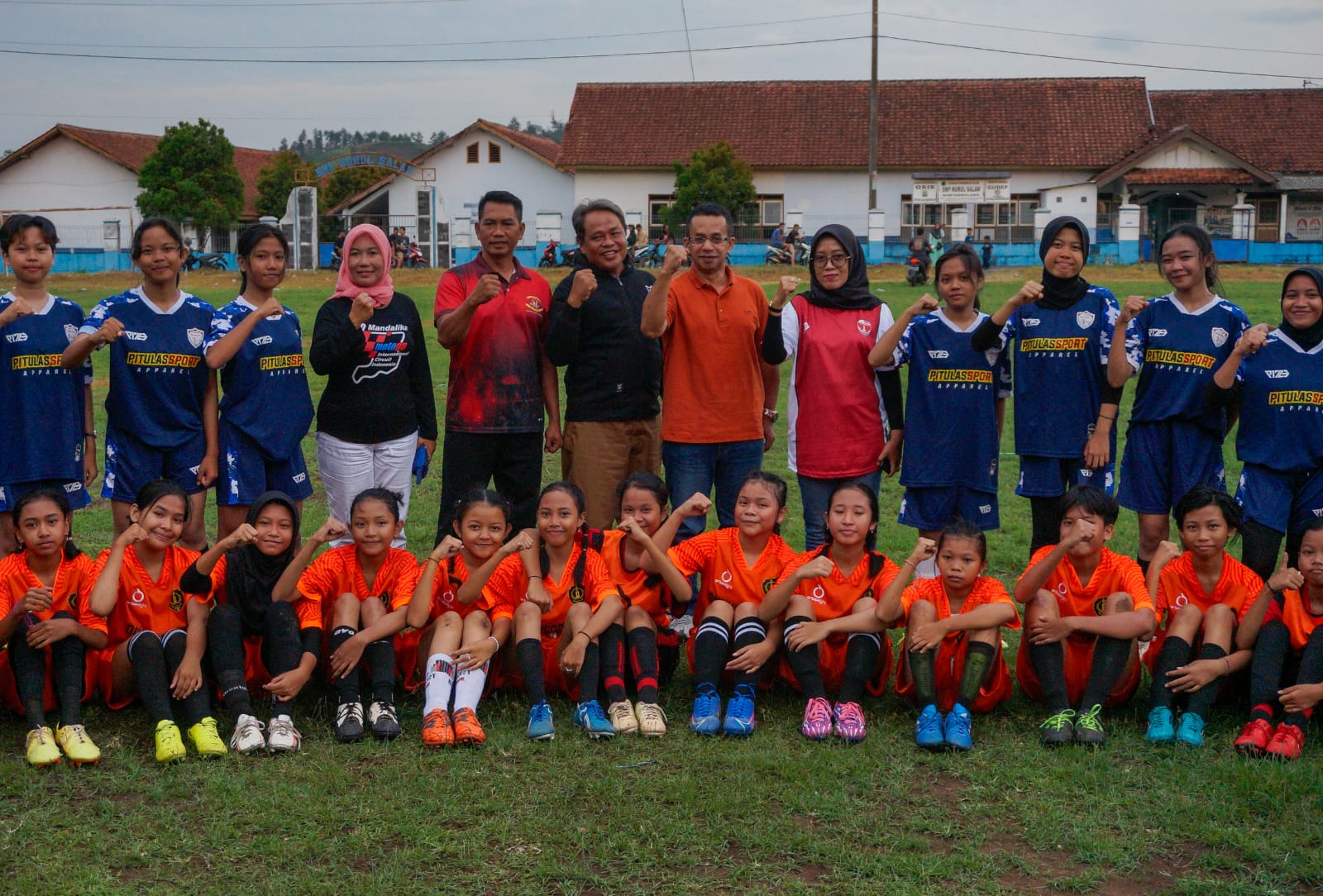 Dewan Pakar PKS Rizal Bawazier saat meninjau turnamen sepakbola wanita di Pemalang. (istimewa)