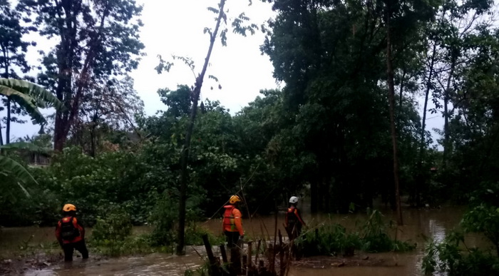 SISIR - Anggota SAR dan Polres Pemalang sat melakukan pencarian korban anak hilang di sungai Jamuran Petarukan