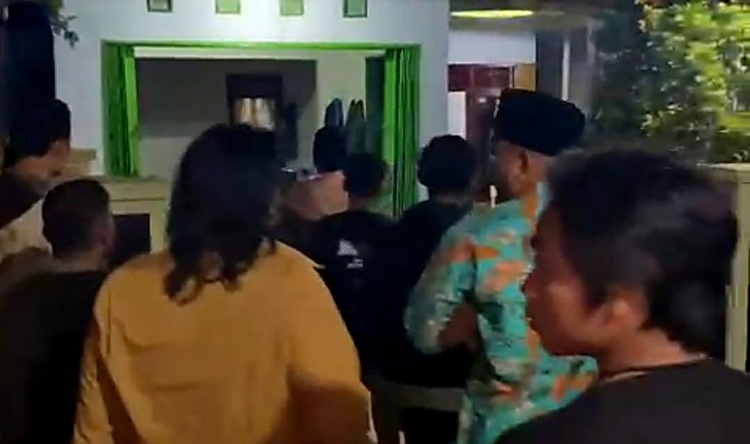EVAKUASI - Warga saat temukan jenazah bocah hilang, di bawa ke rumah duka untuk disemayamkan, pada Jumat malam (1/12/2023).