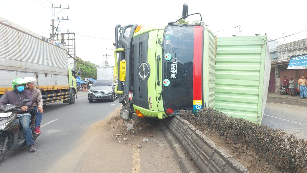 AMBRUK: Truk bermuatan gula pasir ambruk di jalur pantura Wiradesa, Kabupaten Pekalongan, yang sebabkan kemacetan berjam-jam, Minggu (3/12)