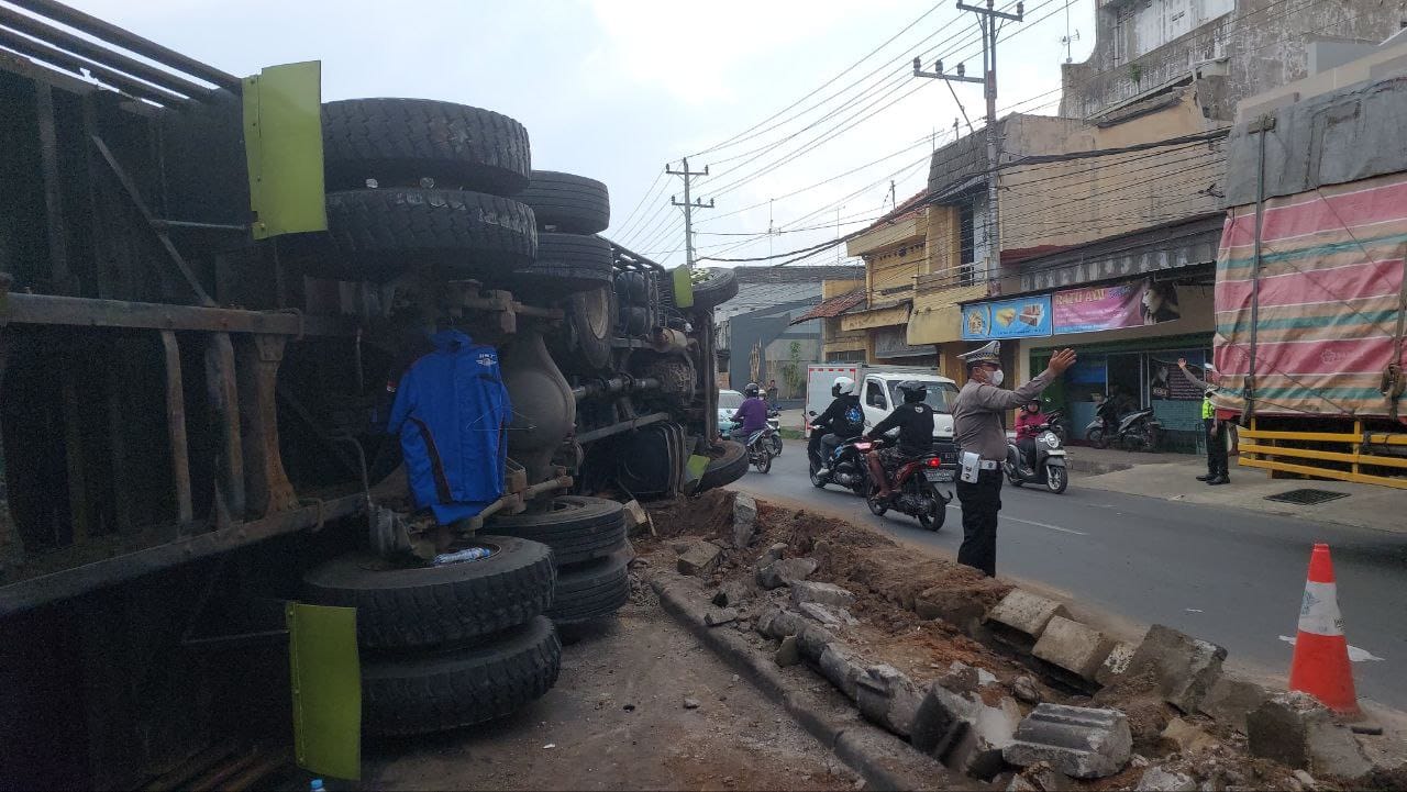 CONTRA FLOW: Polisi saat mengatur lalu lintas dengan sistem contra flow saat proses evakuasi badan truk di pantura Wiradesa, Kabupaten Pekalongan, Minggu (3/12)