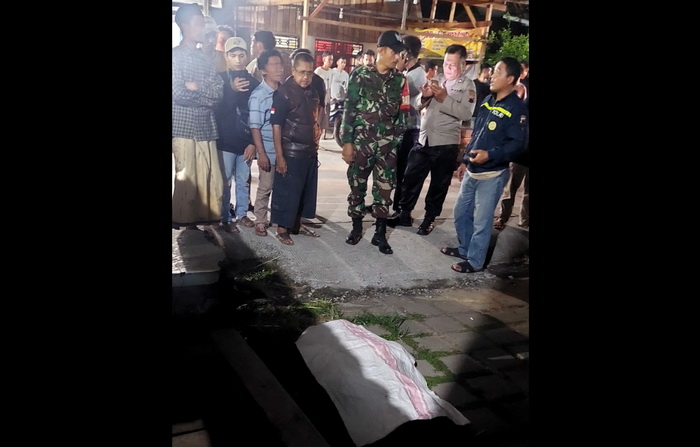 EVAKUASI &ndash; Tim Inafis dan BPBD Kota Pekalongan saat evakuasi pria tanpa identitas yang meninggal dunia di Medono Pekalongan Barat, pada Sabtu malam (2/12/2023).