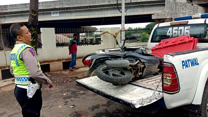 EVAKUASI - Sepeda motor Honda Beat H-630-DU dievakuasi petugas usai terlibat kecelakaan di jalan raya Pantura Gringsing, Minggu (03/12/2023)