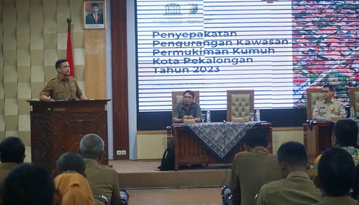 DISKUSI &ndash; Dinperkim Kota Pekalongan saat menggelar Rakor Penyepakatan Pengurangan Kawasan Permukiman Kumuh Tahun 2023, pada Senin (4/12/2023).