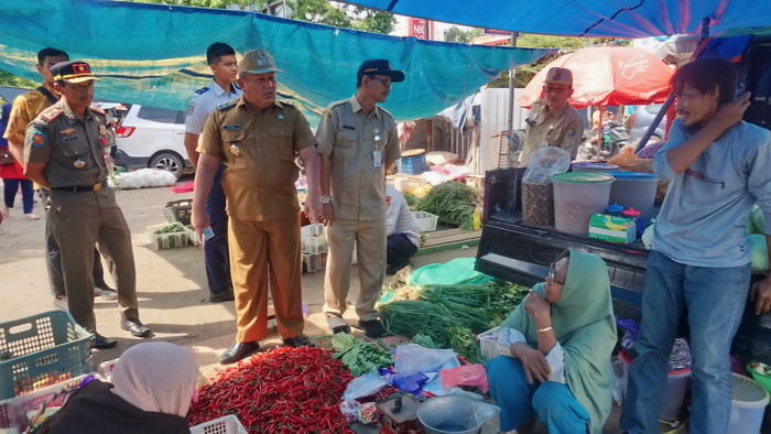 HIMBAU - Wakil Walikota Pekalongan, H Salahudin saat menghimbau pedagang liar agar tertib, di pasar Sorogenen, pada Senin (4/12/2023).