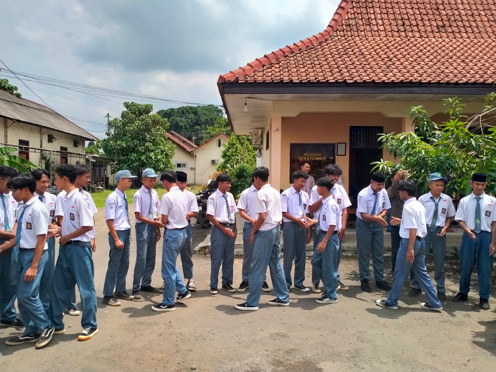 DAMAI: Pelajar SMA Negeri 1 Paninggaran dan SMK Ma