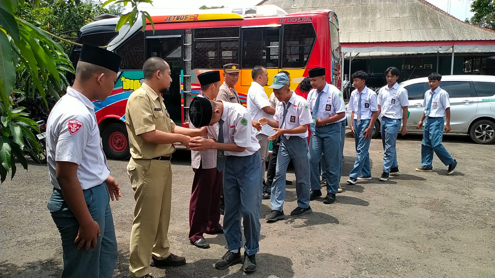 DAMAI: Para pelajar SMA Negeri 1 Paninggaran dan SMK Ma