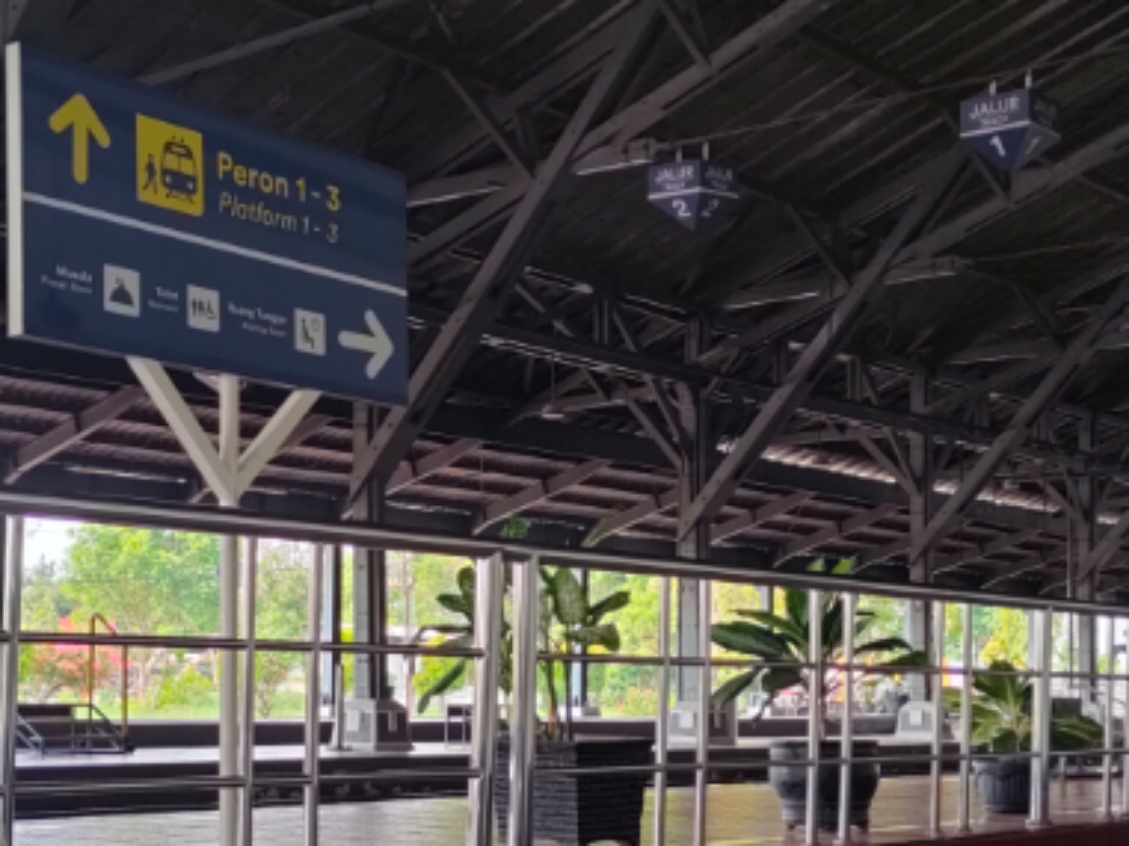 Suasana peron kereta api di Stasiun Pekalongan. (Riyan Fadli Jawa Pos Radar Semarang)