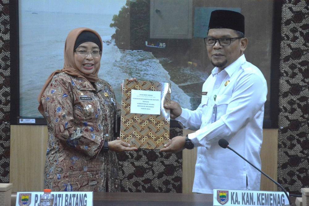 HIBAH: Pj Bupati Batang Lani Dwi Rejeki menyerahkan hibah tanah kepada Kemenag Batang. (istimewa)