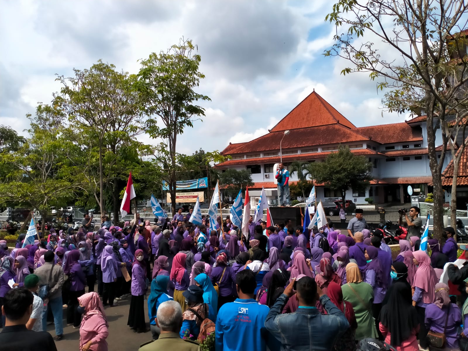 ORASI: Para buruh menggelar orasi di depan gedung DPRD Kabupaten Pekalongan sebelum audiensi, Selasa (5/12).