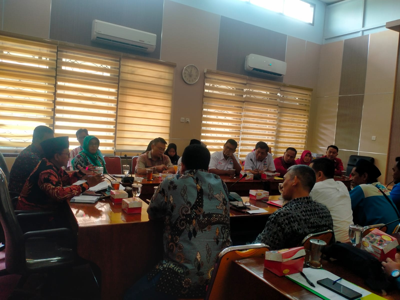 AUDIENSI: Suasana di ruang rapat Komisi IV DPRD Kabupaten Pekalongan ketika audiensi soal polemik pesangon PHK buruh PT Pismatex, Selasa (5/12).