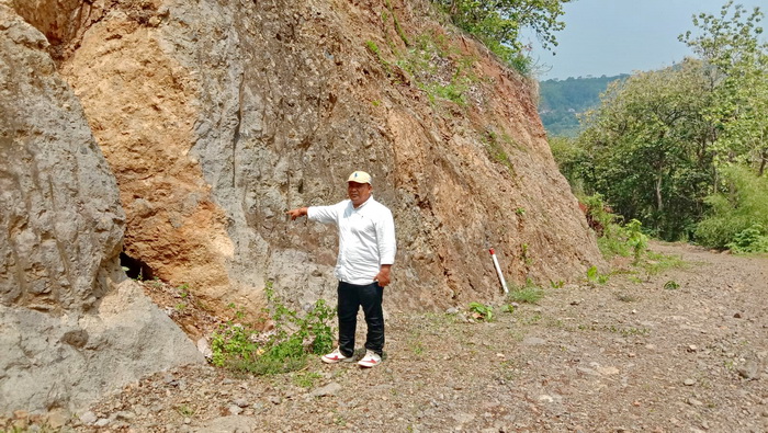 GUNUNG GANDUL - Kades Madugowongjati Edy Zaenuryanto menunjukkan gua kecil sisa keberadaan Gunung Gandul.