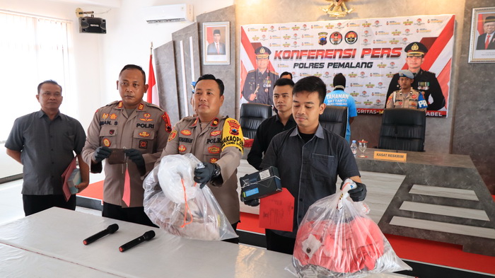BARANG BUKTI - Wakapolres Pemalang, Kompol Gunawan Wibisono tunjukan abrang bukti berupa baju berlumuran darah milik korban pembununha di Pemalang.