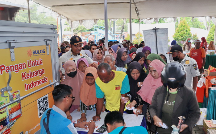 ANTRI - Warga Pekalongan Utara saat antri beli sembako murah di halaman kantor Kecamatan Pekalongan Utara, Rabu (6/12/2023).