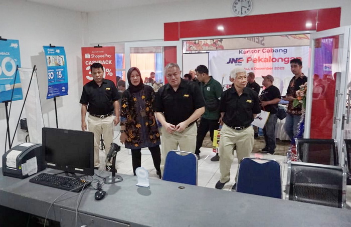 TINJAU - Presdir JNE M. Feriadi Soeprapto, didampingi oleh Direktur, Chandra Fireta serta Edi Santoso, saat kunjungi Kantor Cabang Pekalongan, Rabu (6/12/2023).