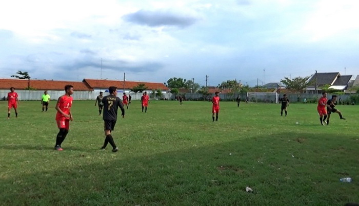 SERU &ndash; Sah satu pertandingan dalam kompetisi Divisi 2 Askot Kota Pekalongan di Lapangan Palapa Kandang Panjang.