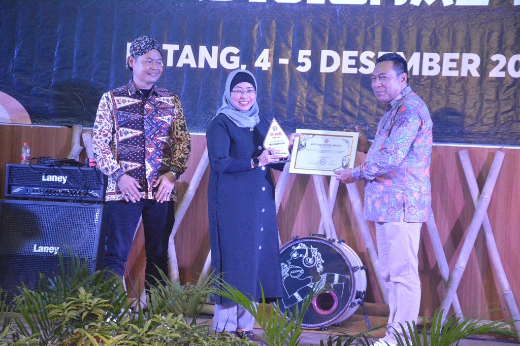 APRESIASI: Pj Bupati Batang Lani Dwi Rejeki saat diberi penghargaan oleh PGRI Kabupaten Batang. (istimewa)