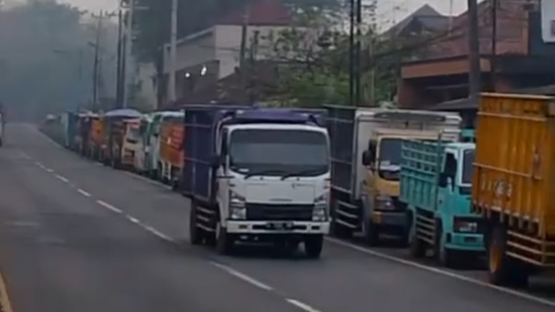 ANTREAN PANJANG: Suasana antrean truk yang mengular di SPBU Subah, Rabu (6/12/2023). (istimewa)