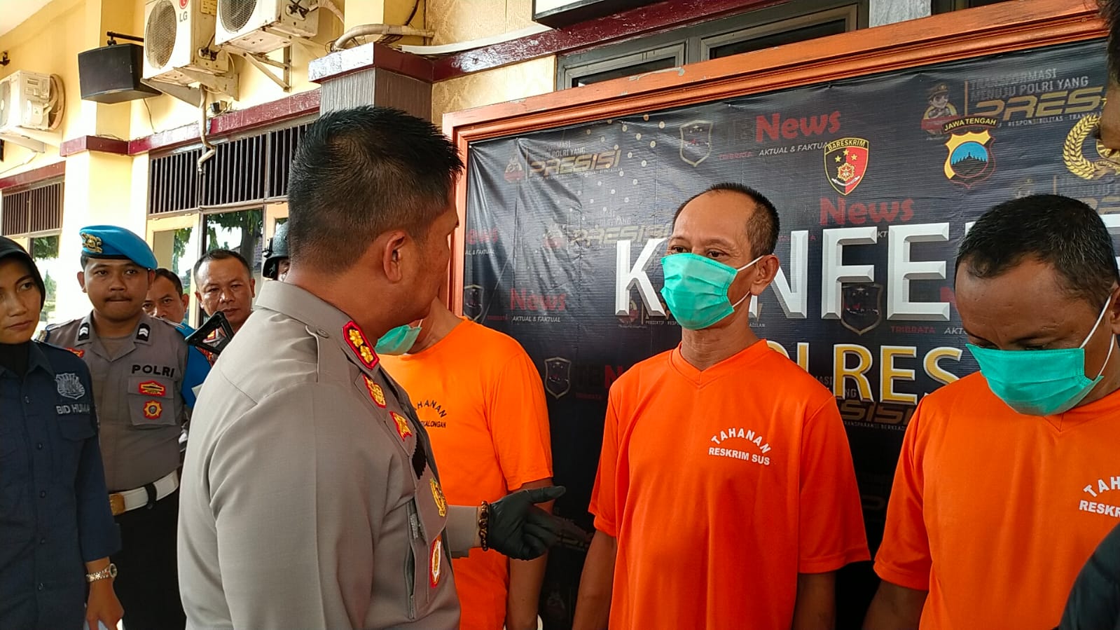 PENGEDAR UANG PALSU: Sarwo Gangsar, mantan Kades Kwasen, Kecamatan Kesesi, Kabupaten Pekalongan yang terlibat kasus pengedaran uang Kamis (6/12).