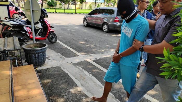 DITANGKAP - Pelaku pembunuhan di Comal Pemalang saat ditangkap anggota Polres Pemalang, Jumat (8/12/2023).