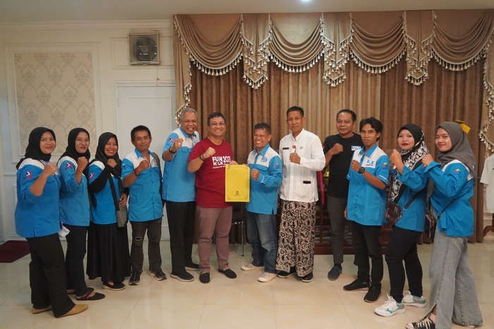 USULAN - Anggota SPN Kota Pekalongan saat ususl ulaang revisi UMK setempat ke Walikota, HA Afzan Arslan Djunaid, Jumat (8/12/2023)
