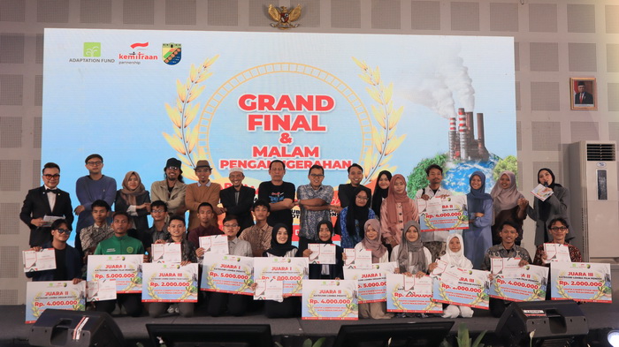 PEMENANG &ndash; Seluruh finalis dan pemenang Karisma Pekalongan 2023, berfoto Bersama dewan juri dan AF berfoto Bersama usai penyerahan hadiah, Sabtu malam (9/12/2023).