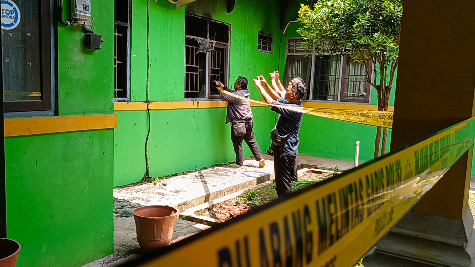 Kondisi Kantor Kecamatan Banyuputih, Kabupaten Batang dibakar dan dirusak orang tak dikenal. (istimewa)