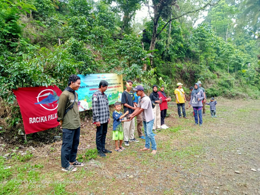 TANAM POHON: Rucika Palm menanam pohon untuk menjaga bahan pangan satwa di hutan Kecamatan Blado. (istimewa)