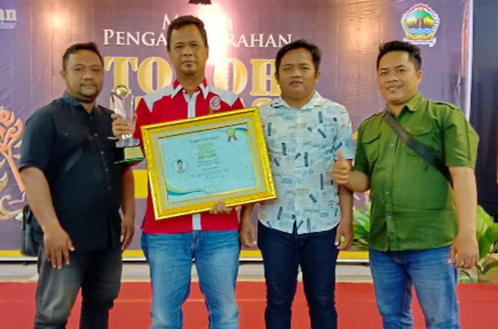 TERIMA - Didik Pramono dan tim LBH Adhyaksa Sparta Keadilan saat menerima HPN Award 2023.