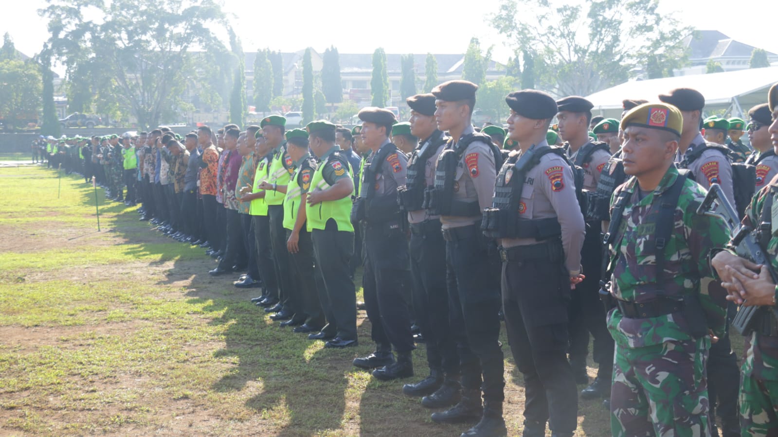 GELAR PASUKAN: Personel gabungan TNI-Polri yang akan dikerahkan untuk pengamanan kunjungan kerja Jokowi di Kabupaten Pekalongan, Rabu (13/12/2023) besok.