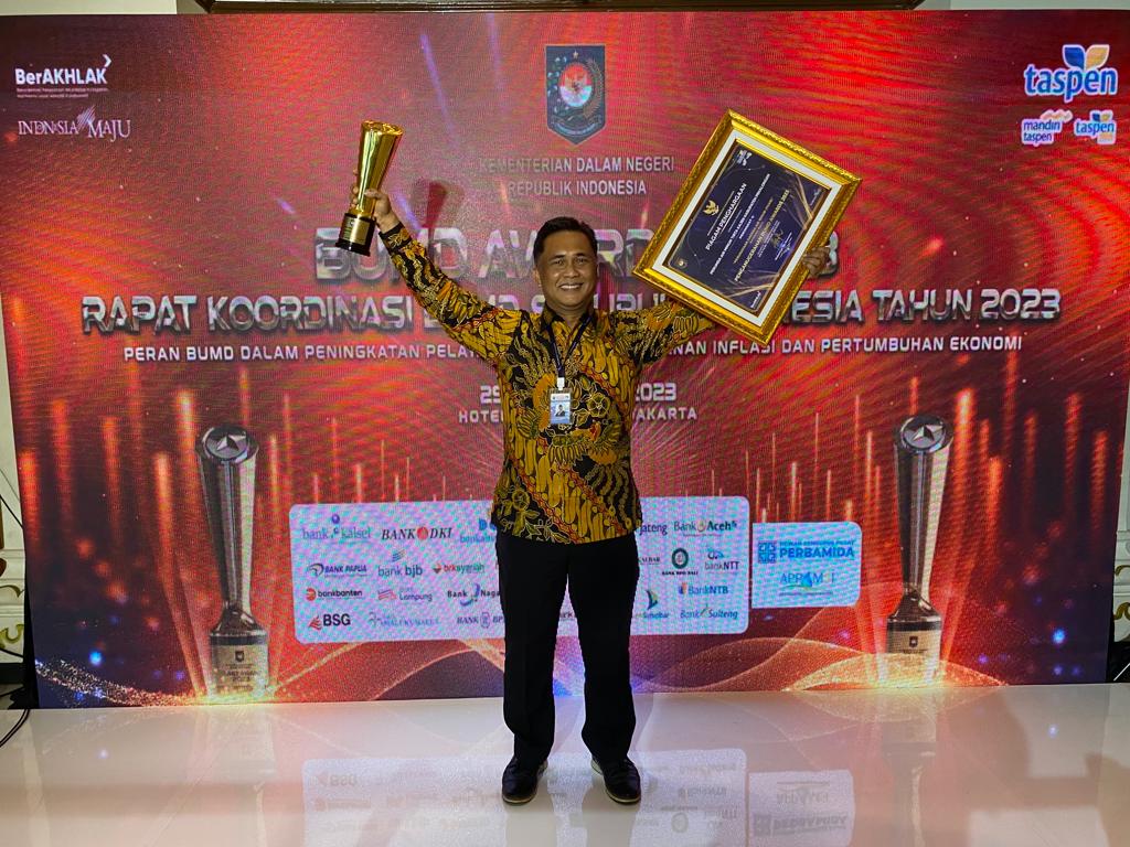 BANGGA: Direktur PDAM Tirta Kajen Nur Wachid saat memamerkan piagam dan trofi BUMD Awards 2023 dari Kemendagri sebagai PDAM dengan kinerja terbaik kedua nasional.