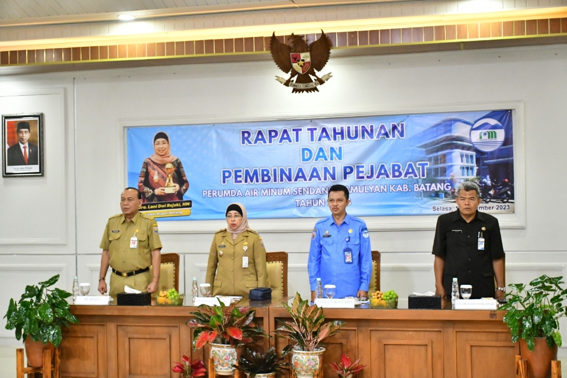 POSITIF: Pj Bupati Batang Lani Dwi Rejeki bersama Pj Sekda Batang dan Jajaran Pejabat PAM Air Minum Sendang Kamulyan. (Riyan Fadli Jawa Pos Radar Semarang)