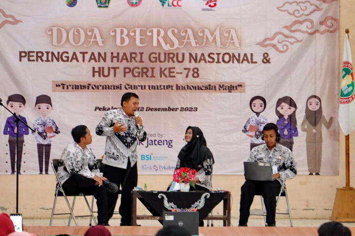 PENAMPILAN &ndash; Perwakilan guru saat memainkan sosio drama terakit dunai Pendidikan dan sekolah, di di aula SMKN 3 Kota Pekalongan, pada Selasa (12/12/2023).