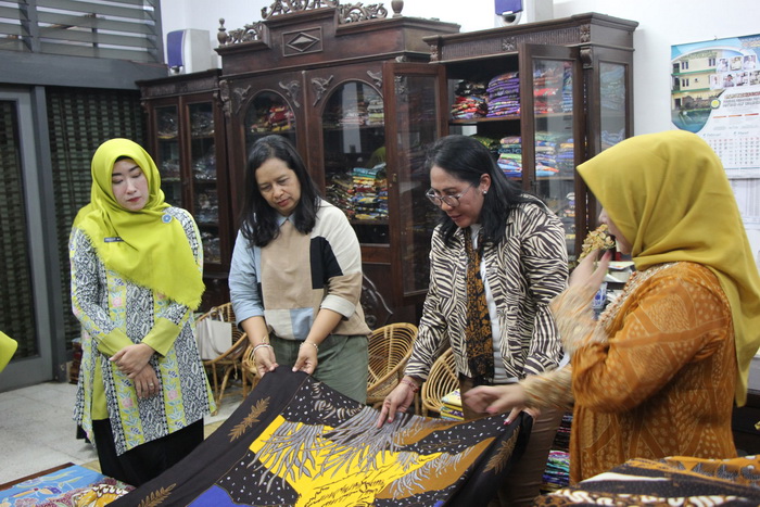 DISKUSI - TP PKK kabupaten Badung Bali saat berkunjung ke Kampung Batik di Kota Pekalongan.