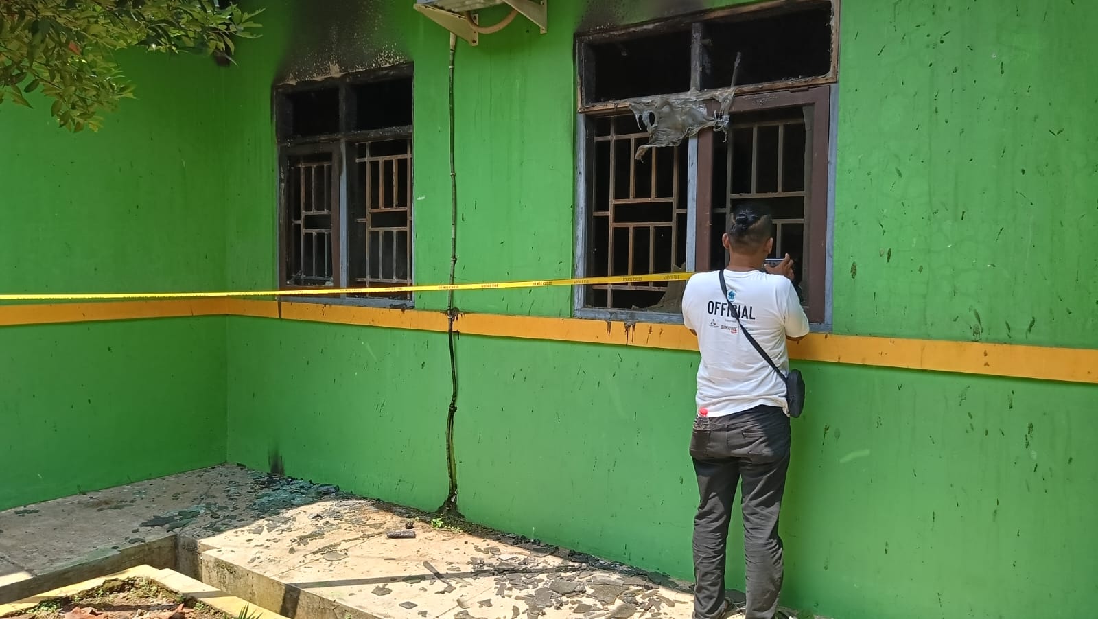 DIBAKAR: Kantor Kecamatan Banyuputih Kabupaten usai mengalami kebakaran. (istimewa)