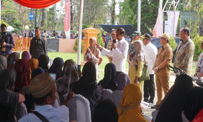 PANTAUAN - Presiden Joko Widodo saat memantau langsung penyaluran bansos)di Kota Pekalongan, Rabu (13/12/2023)