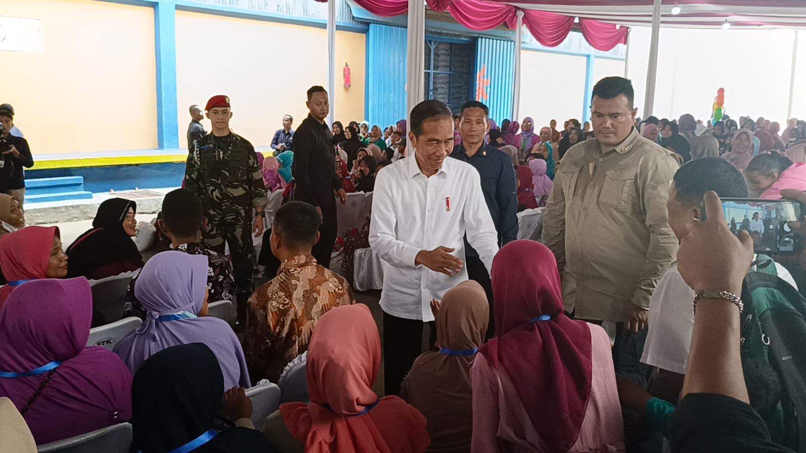 KUNJUNGAN KERJA: Presiden Jokowi saat menyapa penerima bantuan pangan beras di Gudang Bulog Bondansari, Kecamatan Wiradesa, Kabupaten Pekalongan, Rabu (13/12).