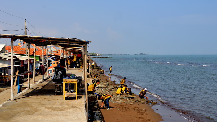 RAMAI &ndash; Pelajar hingga masyarakat sering datang ke tanggul laut raksasa di Pantai Pasirsari Kota Pekalongan untuk wisata gratis.