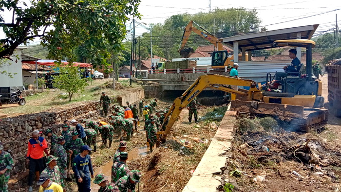 KERJABAKTI - Ratusan prajurit dibantu ormas, Linmas dan masyarakat serta pasukan got BPBD sera alat berat, bersihkan Sungai Krungsung Plelen Gringsing Batang.