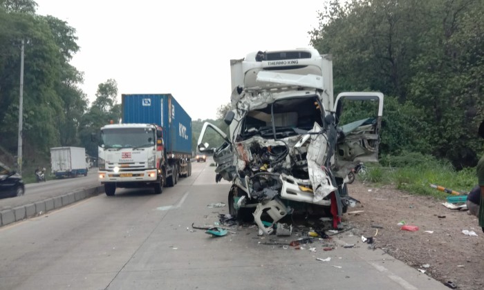 RINGSEK : Kabin truk freezer K-1902-EM terlihat ringsek dan pengemudi meninggal dunia setelah mengalami kecelakaan beruntun di jalan Lingkar Alas Roban, Kamis (14/12/2023)
