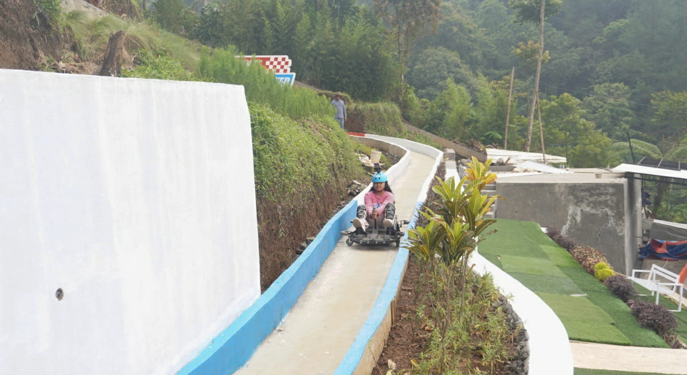 SERU: Para pengunjung sedang menjajal wahana Tamiya sembari menikmati keindahan alam Batang. (istimewa)