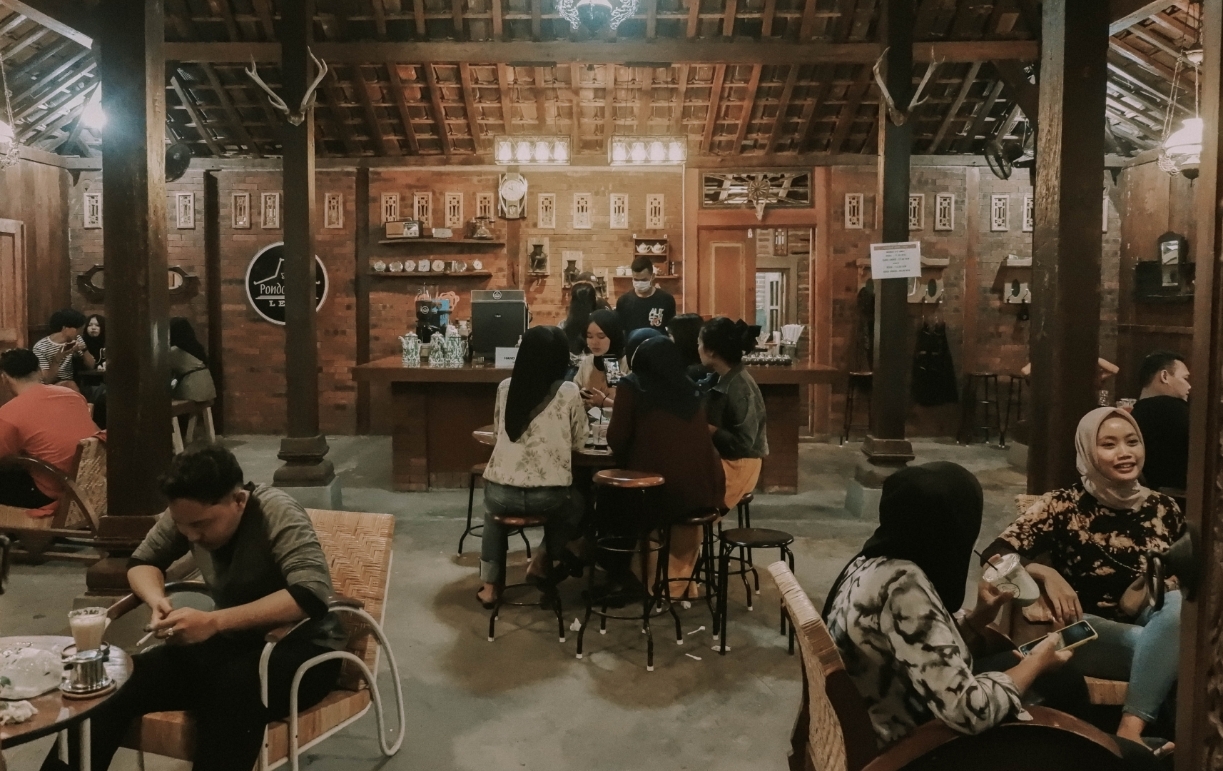 PONDOK KOPI LEBO: Para pengunjung sedang bersantai ngopi dengan suasana klasik. (Riyan Fadli Jawa Pos Metro Pekalongan)