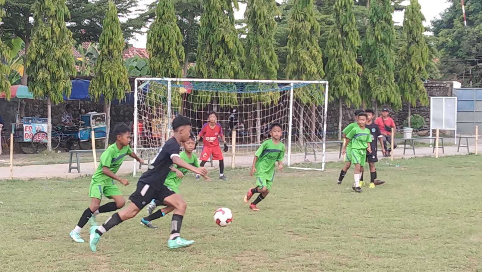 SEPAKBOLA USIA DINI: Festival Sepakbola SD/MI Muhammadiyah se-Eks Karesidenan Pekalongan Sukses Terselenggara.