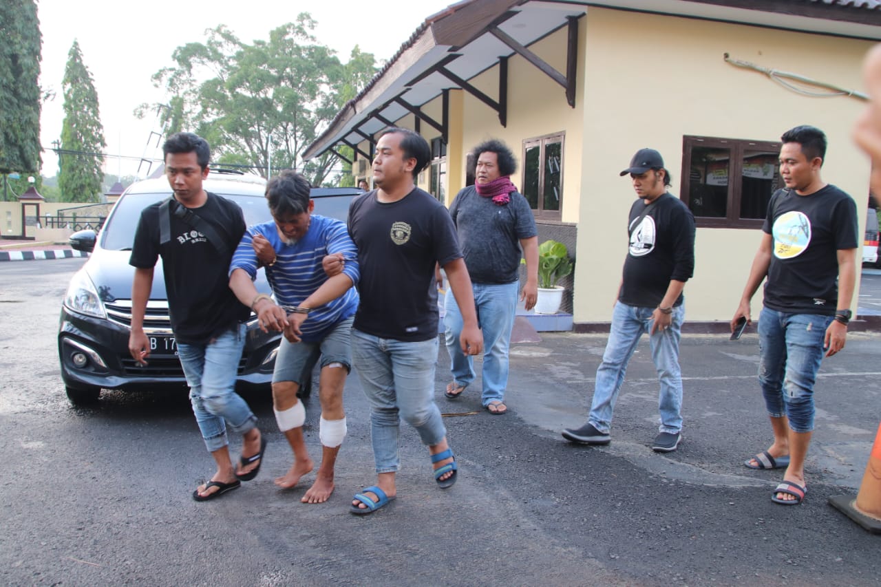 DITANGKAP: Pelaku digelandang ke Polres Pekalongan usai ditangkap Tim Resmob Polres Pekalongan di luar kota, Senin (18/12/2023)