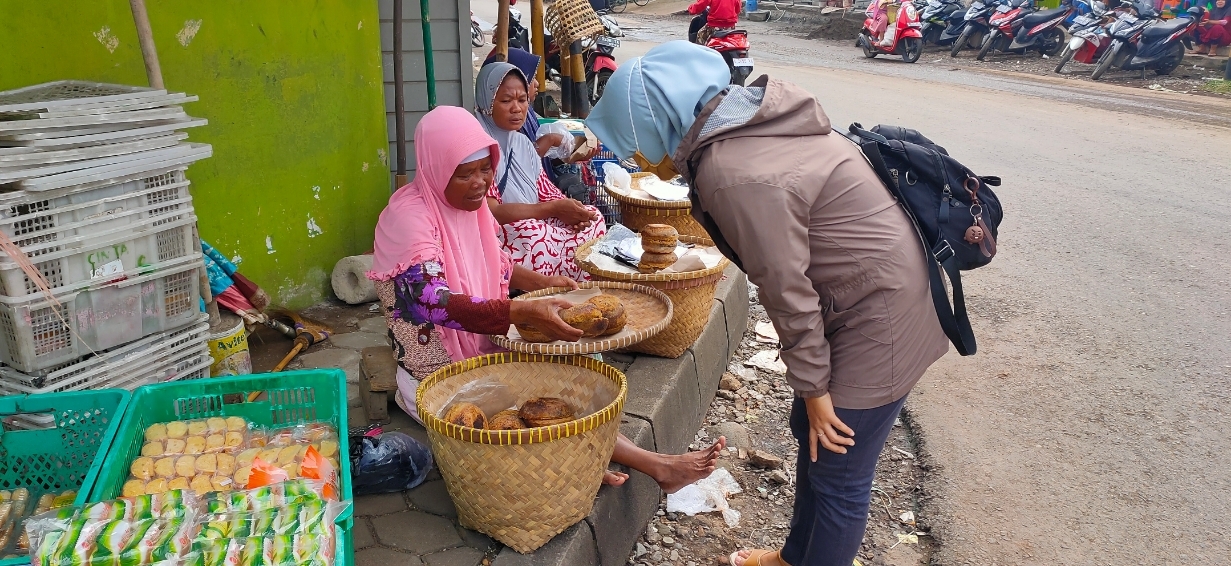 SUDAH TURUN-TEMURUN: Pedagang serabi kalibeluk menjajakan dagangannya di Pasar Warungasem. (Riyan Fadli Jawa Pos Metro Pekalongan)